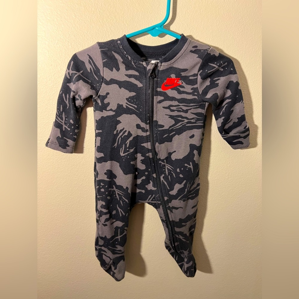 NIKE Baby Boy Bodysuit- Sportswear Camo Sleep & Play! - Picture 2 of 4